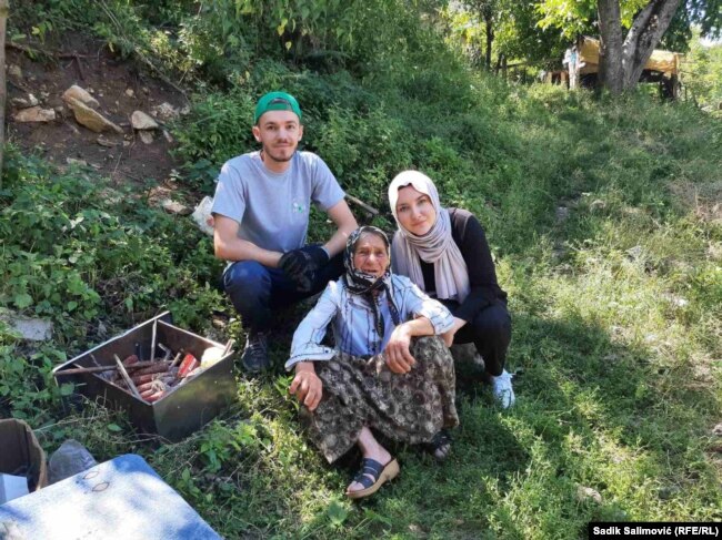 Volonteri Imran Pašalić i Edina Osmanović sa Rahimom Čelebić, selo Cerska kod Srebrenice, 25. juli 2022.