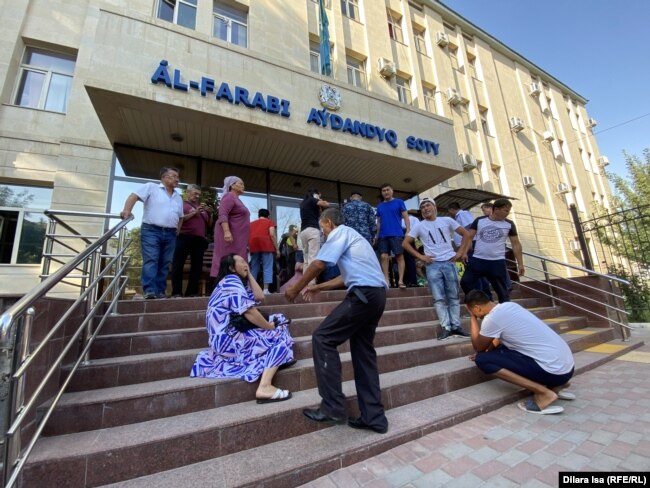 Родные и друзья активистов плачут у здания суда после оглашения приговора. Шымкент, 15 июля 2022 года