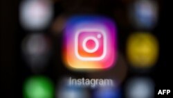 Logoja e rrjetit social Instagram në ekranin e një telefoni të mençur mobil.
