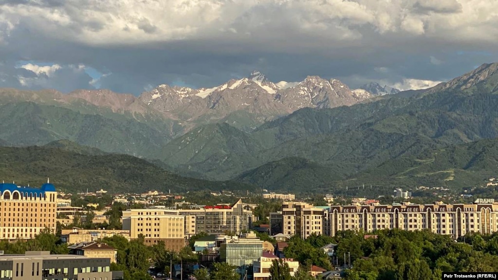 Almatınıñ joğarğı jağındağı köpqabattı ğimarattar. 18 şilde, 2022 jıl