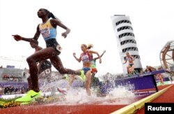 Нора Джеруто (алдыда) әлем чемпионатында 3000 метрге кедергілер арқылы жүгіруден іріктеу жарысына қатысып жатқан сәт. Юджин, 16 шілде 2022 жыл.