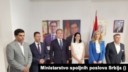 Српскиот министер за надворешни работи Никола Селаковиќ и неговата колешка Бисера Костадиновска Стојчевска на церемонијата поради отворањето на новиот српски конзулат во Охрид, 23 јули 2022 година.