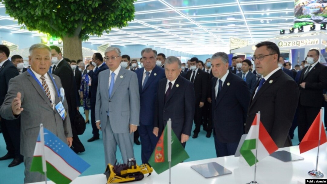 From right to left: Kyrgyz President Sadyr Japarov, former Turkmen President Gurbanguly Berdymukhammedov, Uzbek President Shavkat Mirziyoev, Tajik President Emomali Rahmon, and Kazakh President Qasym-Zhomart Toqaev meet in Cholpon-Ata on July 20.