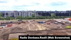 На відео російської пропаганди добре видно, наскільки зруйновані будинки поруч з будівельним майданчиком