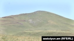 Гора Атис в Котайкской области Армении