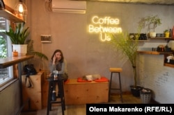 A Coffee Place #1 kávézó belsejében, Borogyanka főutcáján