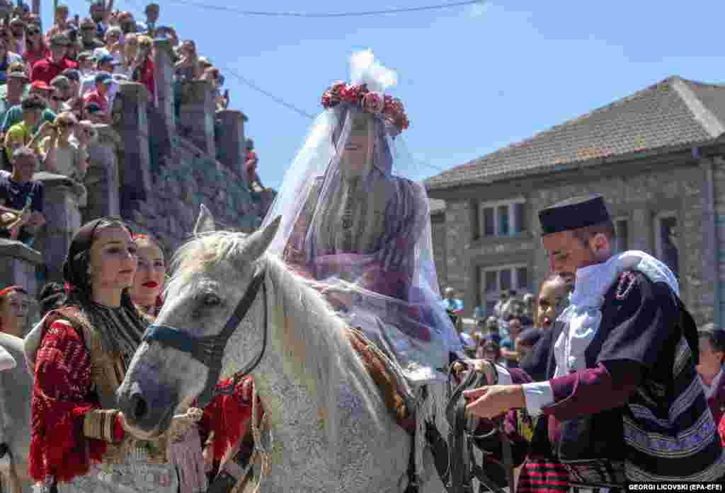 Durakovska arrives on horseback accompanied by relatives.