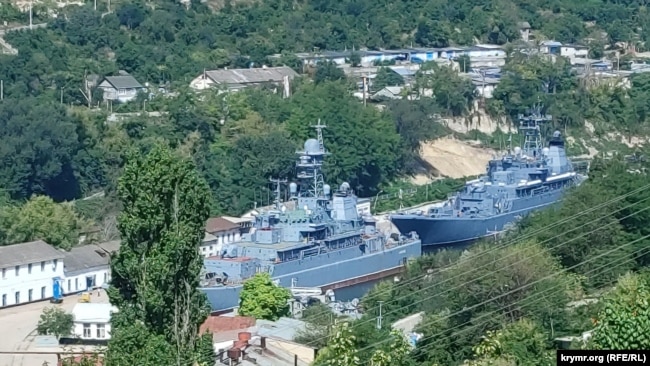 Великі десантні кораблі у 13-му судноремонтному заводі, ближній із них – «Азов»