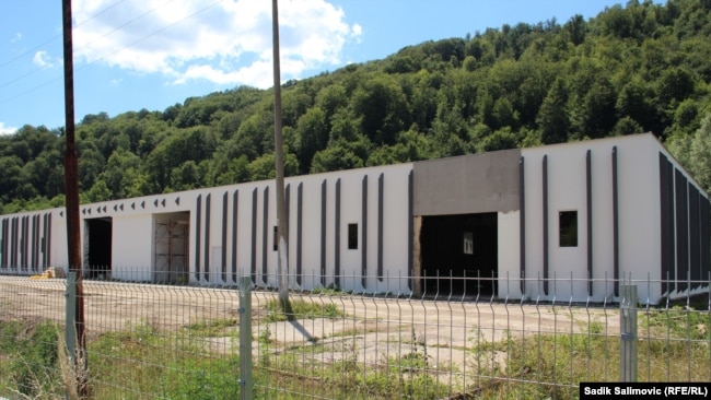 U bivšoj Zemljoradničkoj zadruzi u Kravici kod Srebrenice u julu 1995. ubijeno je 1.313 Bošnjaka, među kojima je bilo i maloletnika (13. jula 2022.)