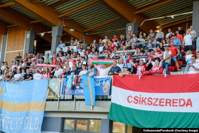 Tifozët e ekipit Csikszereda duke ekspozuar flamurin hungarez dhe atë të Szekelit.