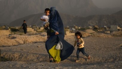 Талибаните забраниха на момичета да посещават университети съобщиха световните агенции