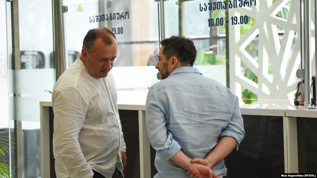 ადვოკატი კახა წერეთელი და მისი დაცვის ქვეშ მყოფი, „TV პირველის" დამფუძნებელი ვატო წერეთელი საქართველოს გენერალური პროკურატურის მისაღებში. 