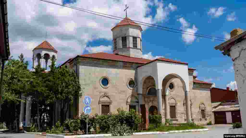 Діюча вірменська церква Сурб Нікогайос (Святого Миколая) &ndash; одна зі старовинних пам&#39;яток міста Євпаторія. Закладена була у 1817 році вірменською діаспорою, яка живе на території Гезлєва, нині Євпаторії