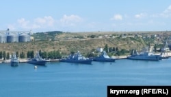 Rusiye Qara deñiz flotunıñ gemileri Aqyar körfezinde. Tasviriy fotoresim