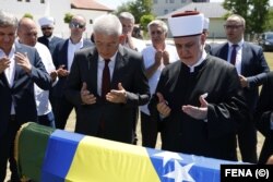 Šefik Džaferović (L), predsjedavajući Predsjedništva BiH, i reisu-l-ulema Islamske zajednice u BiH, Husein Kavazović, u molitvi, Kozarac kod Prijedora, BiH, 20. juli 2022.