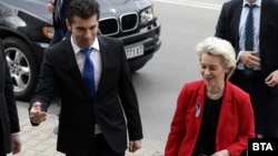 Премиерът в оставка Кирил Петков и председателката на Европейската комисия Урсула фон дер Лайен по време на нейно посещение в София на 7 април. Тогава тя официално съобщи, че ЕК одобрява българския план за възстановяване и устойчивост.