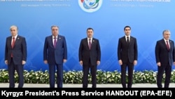 Merkezi Aziýa ýurtlarynyň ýolbaşçylary (çepden saga): Gazagystanyň prezidenti Kassymžomart Tokaýew, Täjigistanyň prezidenti Emomali Rahmon, Gyrgyzystanyň prezidenti Sadyr Žaparow, Türkmenistanyň prezidenti Serdar Berdimuhamedow, Özbegistanyň prezidenti Şawkat Mirziýoýew.