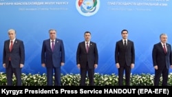 Марказий Осиё давлатлари раҳбарлари (чапдан ўнгга): Қозоғистон президенти Қасим-Жомарт Тоқаев, Тожикистон президенти Эмомали Раҳмон, Қирғизистон президенти Садир Жапаров, Туркманистон президенти Сердар Бердимуҳамедов, Ўзбекистон президенти Шавкат Мирзиёев.