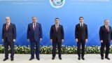 ცენტრალური აზიის ქვეყნების ლიდერები (მარცხნიდან): ყაზახეთის პრეზიდენტი ყასიმ-ჟომარტ ტოყაევი, ტაჯიკეთის პრეზიდენტი ემომალი რაჰმონი, ყირგიზეთის პრეზიდენტი სადირ ჟაპაროვი, თურქმენეთის პრეზიდენტი სერდარ ბერდიმუჰამედოვი, უზბეკეთის პრეზიდენტი შავქათ მირზოევი, 2022 წლის 21 ივლისი
