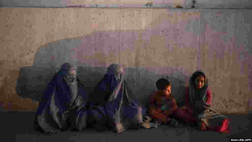 Avganistanke obučene u burke sede sa decom na strani ulice u Kabulu 19. jula. &nbsp;