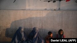 Femei afgane purtând burqa pe o stradă din Kabul, 19 iulie 2022