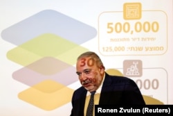 لیبرمن در کنفرانسی خبری در وزارت اقتصاد اسرائیل در ۱۲ ژوئن امسال
