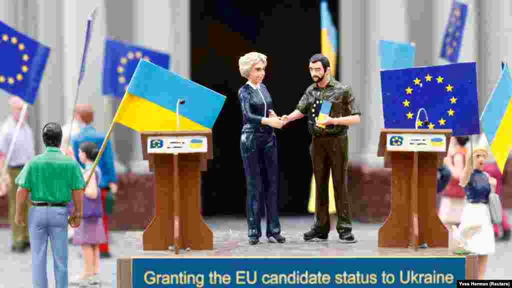 Minijaturni modeli prikazuju predsjednicu Evropske komisije Ursulu von der Leyen kako se rukuje s ukrajinskim predsjednikom Volodimirom Zelenskim, okruženim ljudima s evropskim i ukrajinskim zastavama kako slave ispred spomenika nezavisnosti na kijevskom trgu Majdan, u tematskom parku "Mini-Evropa" u Briselu, Belgija, 27. juli.