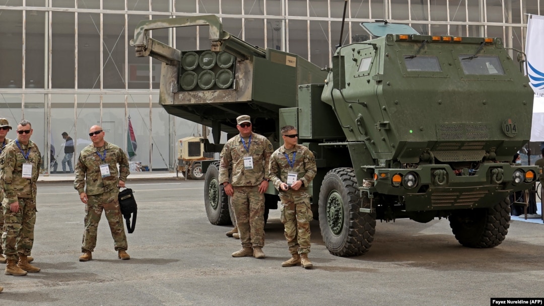 Fotografie generică cu sisteme de rachete cu lansare multiplă HIMARS, alături de soldați americani. Președintele ucrainean Volodimir Zelenski a spus că rachetele americane HIMARS au schimbat cursul războiului împotriva Rusiei.