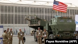 Военнослужащие США стоят у высокомобильной артиллерийской ракетной системы HIMARS, март 2022 года