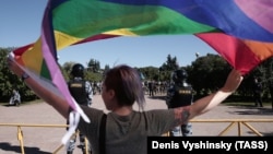 Во время митинга ЛГБТ-активистов на Марсовом поле в Санкт-Петербурге. 2013 год