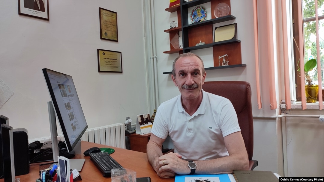 Profesor de matematică din 1985, Gheorghe Lobonț predă la Colegiul Național Emil Racoviță din Cluj din 2016. De anul trecut este directorul liceului unde anul acesta ultima medie de intrare a fost 9,63. 