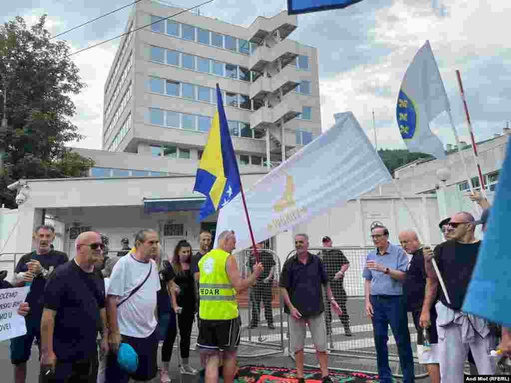 Tu se našla i bijela zastava sa ljiljanima, koja je bila obilježje Republike Bosne i Hercegovine, prije sadašnje državne zastave BiH, plavo- žute zastave sa zvijezdama.