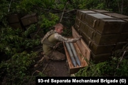 Боєць ЗСУ біля ящиків із кумулятивними боєприпасами для «Рапіри»