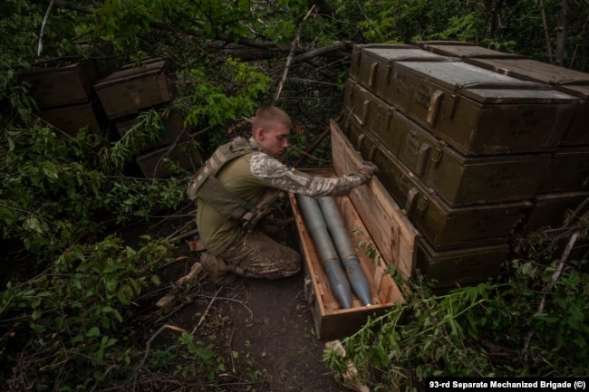 Боєць ЗСУ біля ящиків із кумулятивними боєприпасами для «Рапіри»