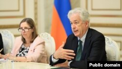 Armenia - CIA Director William Burns and U.S. Ambassador Lynne Tracy at a meeting with Prime Minister Nikol Pashinian, Yerevan, July 15, 2022.