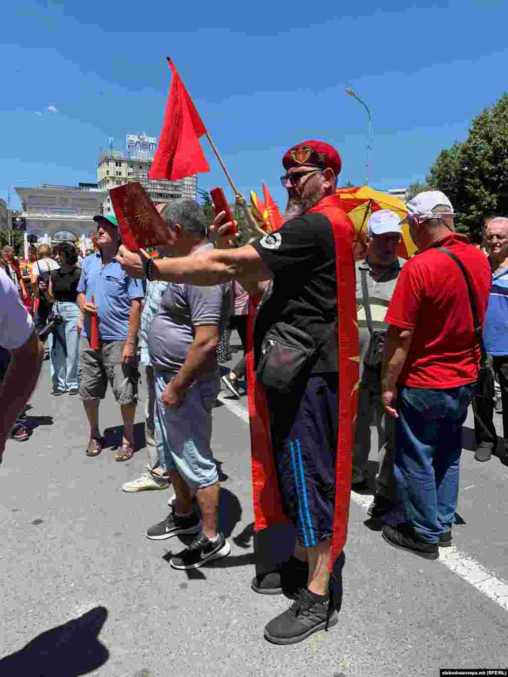 Демонстрант со обележја на историското ВМРО.&nbsp;Скопје, 14.07.2022