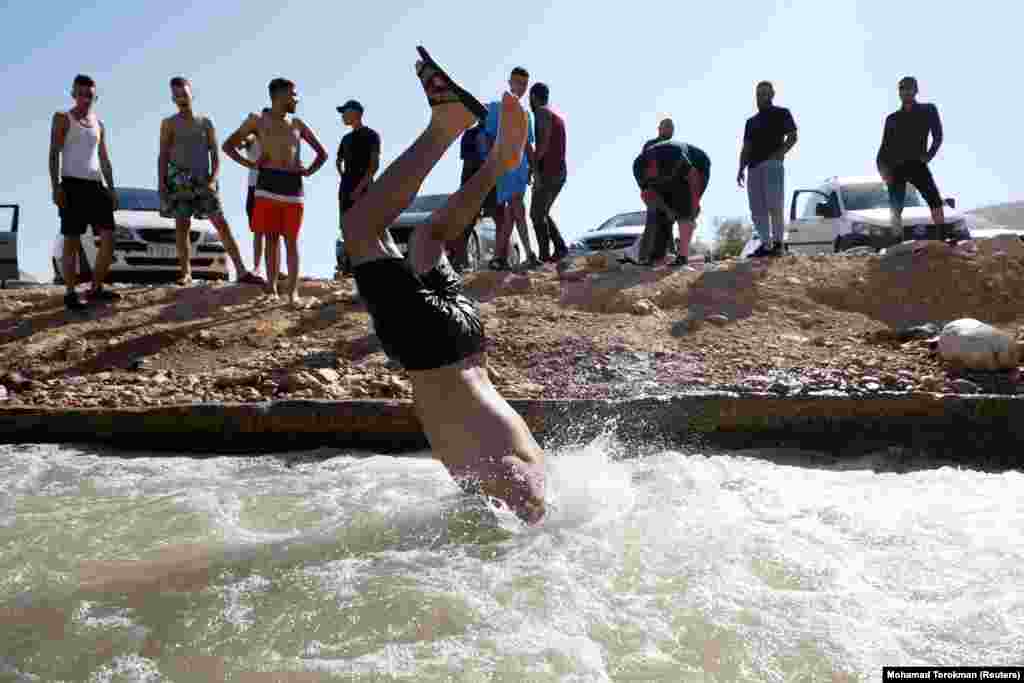 Spas u vodi tokom toplotnog talasa, izvor al-Oja blizu Jerihona na Zapadnoj obali koju je okupirao Izrael, 22. juli.