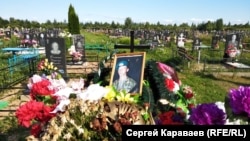 На гроба на Дмитрий Зорин е поставена негова снимка като млад войник