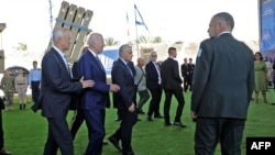 Benny Gantz izraeli védelmi miniszter, Joe Biden amerikai elnök és Jaír Lapid ügyvivő izraeli kormányfő a Vaskupola védelmi rendszert tekinti meg a Ben Gurion repülőtéren, Tel-Aviv közelében. 2022. július 13. 