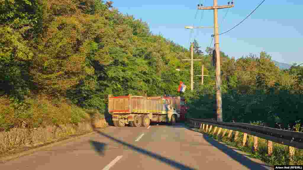 Kamioni blokiraju put za Brnjak.