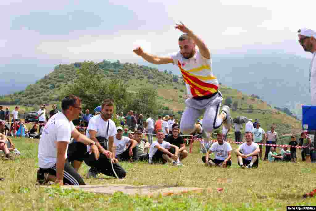 Gjatë tri ditëve të festimeve pjesëmarrësit argëtohen me sporte dhe lojëra të ndryshme.&nbsp;