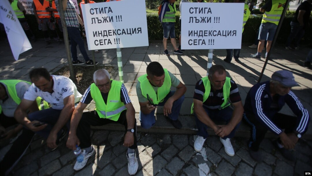 Въпреки обявеното спиране на протеста на пътните строители, те проведоха планираните за петък демонстрации.
