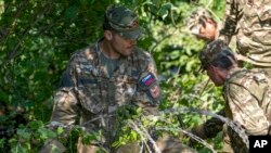 Slovenački vojnici uklanjaju ogradu od žilet žice na granici sa Hrvatskom, kod mesta Krmačina, Slovenija, 15. jul 2022. 