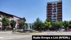 Kružni tok u Severnoj Mitrovici u junu 2022. za čiju izgradnju je osiguran novac iz budžeta Srbije, a posao je dobila kompanija Radula Stevića, koja je pod američkim sankcijama od 2021. 