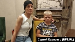 Вдовицата Ирина Зорина и 9-годишният ѝ син Иван.