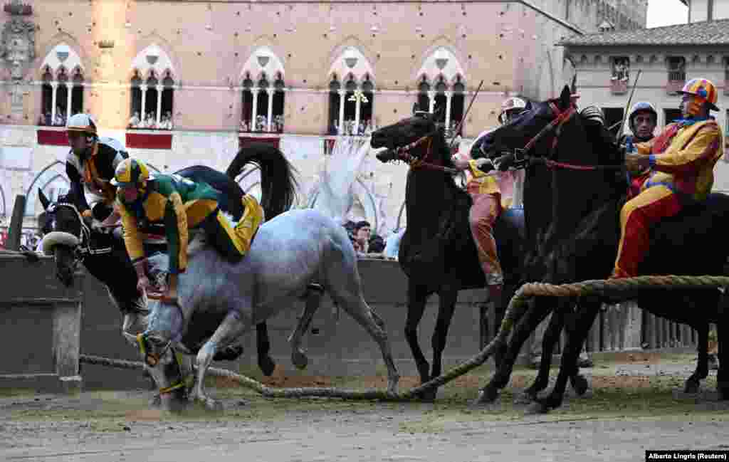 Džokej Bruco Stefano Piras pada sa konja Uragana Rossa tokom utrke&nbsp;Palio di Provenzano u Sieni, Italija, 2. juli.