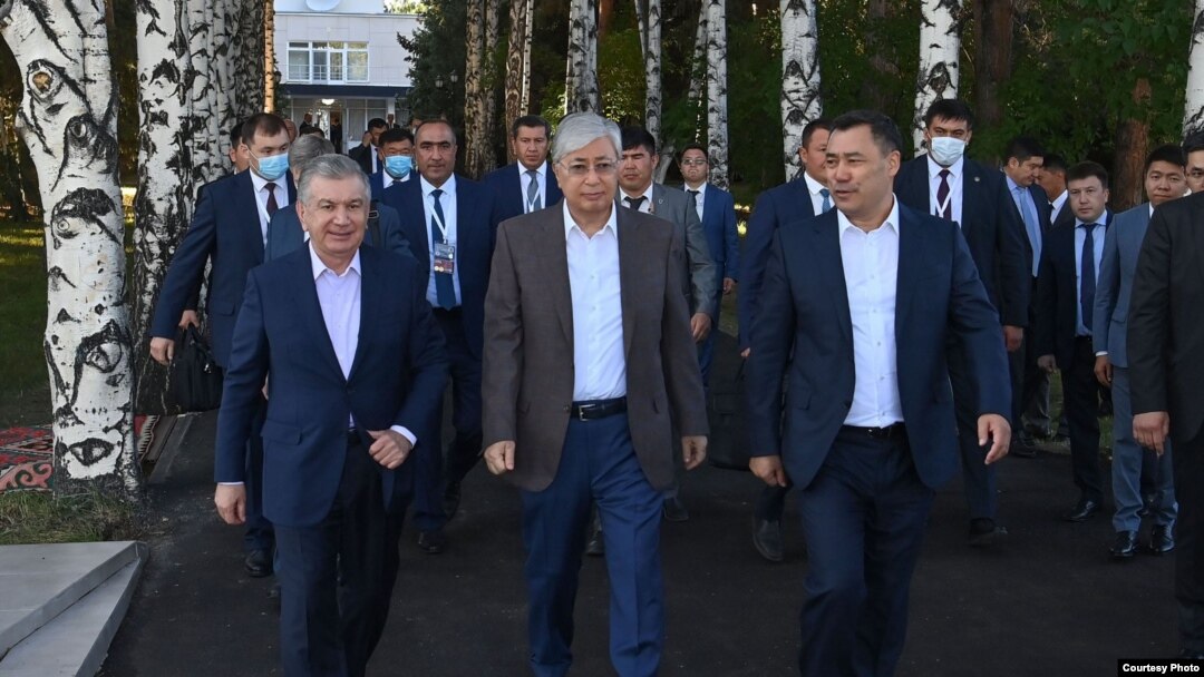Ўзбекистон президенти Шавкат Мирзиёев, Қозоғистон президенти Қасим-Жомарт Тоқаев, Қирғизистон президенти Садир Жапаров Чўлпонота шаҳрида. 2022 йилнинг 20 июли.