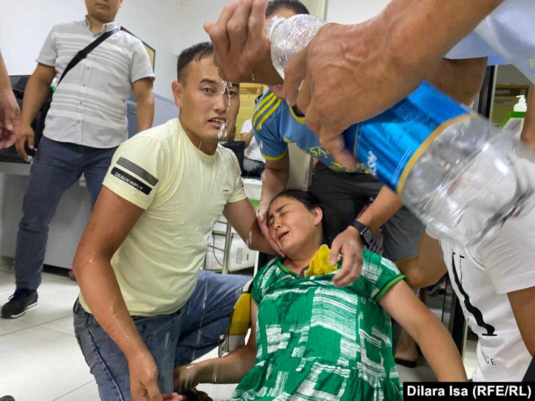 Ол үйге кетіп бара жатып, есінен танып қалды.