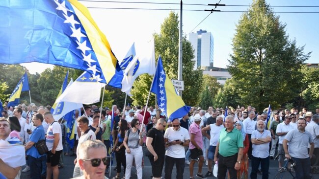 'Želim da živimo normalno' - protesti ispred Ureda visokog predstavnika u BiH 