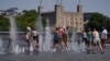 Qytetarët duke u freskuar në fontanat në Londër, Britani. 18 korrik 2022.